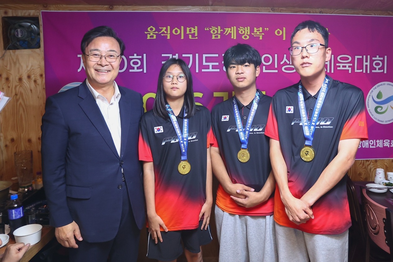 Uiwang Mayor Kim Sung-je encourages athletes who won gold medals in table tennis team competition. Provided by Uiwang City