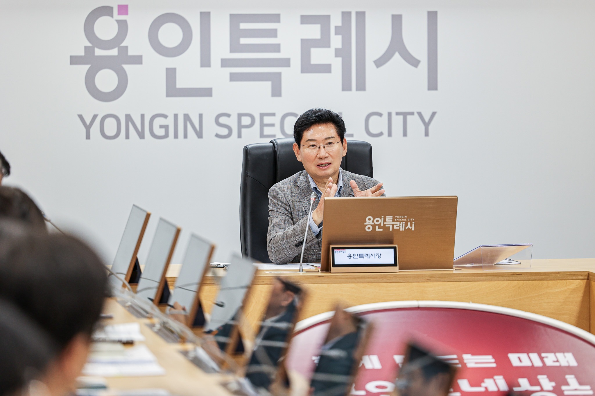 이상일 용인특례시장이 22일 시청 영상회의실에서 열린 간부회의에서 공직자들에게 적극행정과 추석 연휴 비상대응체계 점검을 주문하고 있다