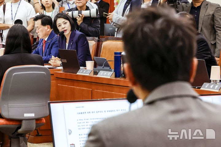 [Seoul=Newsis] Reporter Jung Byung-hyuk = Rep. Bae Hyun-jin of the People Power Party questions Park Jin-young, co-chair of the Presidential Committee for Korean Wave Culture Exchange, during the Culture, Sports and Tourism Committee's inspection of the Ministry of Culture, Sports and Tourism at the National Assembly in Yeouido, Seoul on the 7th. 2026.10.07. jhope@newsis.com