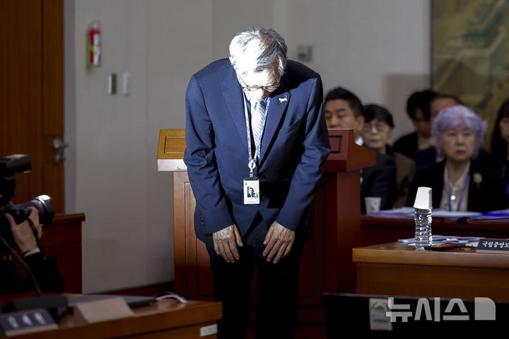 [서울=뉴시스] 정병혁 기자 = 유홍준 국립중앙박물관장이 19일 서울 여의도 국회에서 열린 문화체육관광위원회의 문화체육관광부 산하 공공기관 및 유관기관 국정감사에서 ‘친일파 글씨 추천 논란’과 관련해 사과를 하고 있다. 2026.10.19. jhope@newsis.com