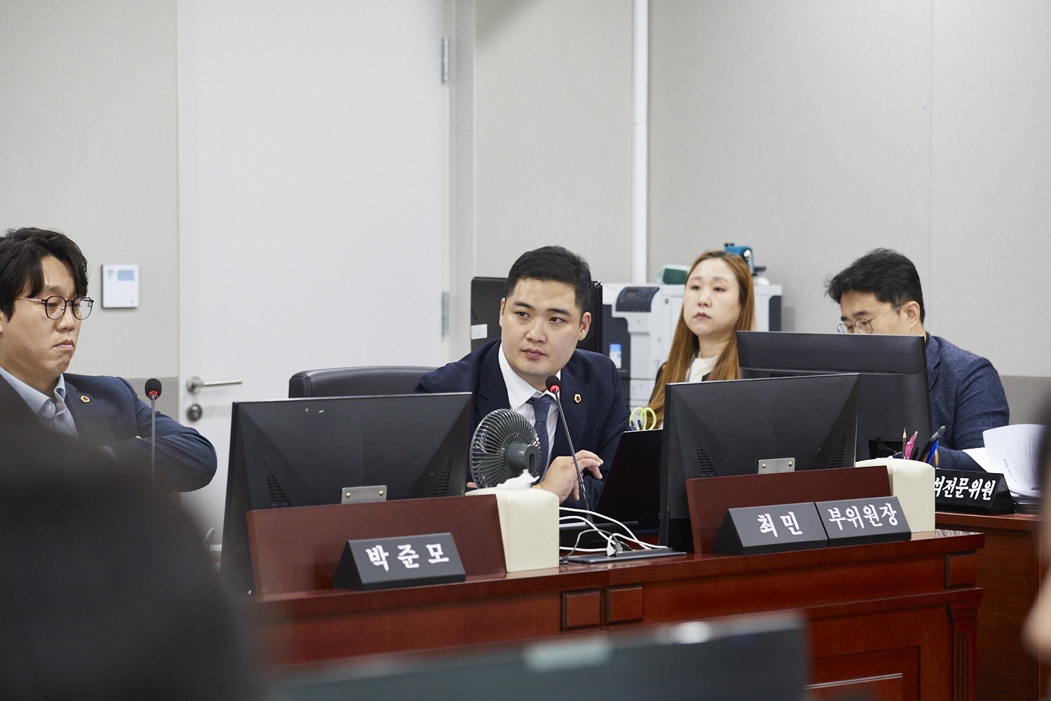 Dân biểu Choi Min phát biểu tại Ủy ban Kinh tế Lao động của Quốc hội tỉnh Gyeonggi. Cung cấp bởi Quốc hội tỉnh Gyeonggi