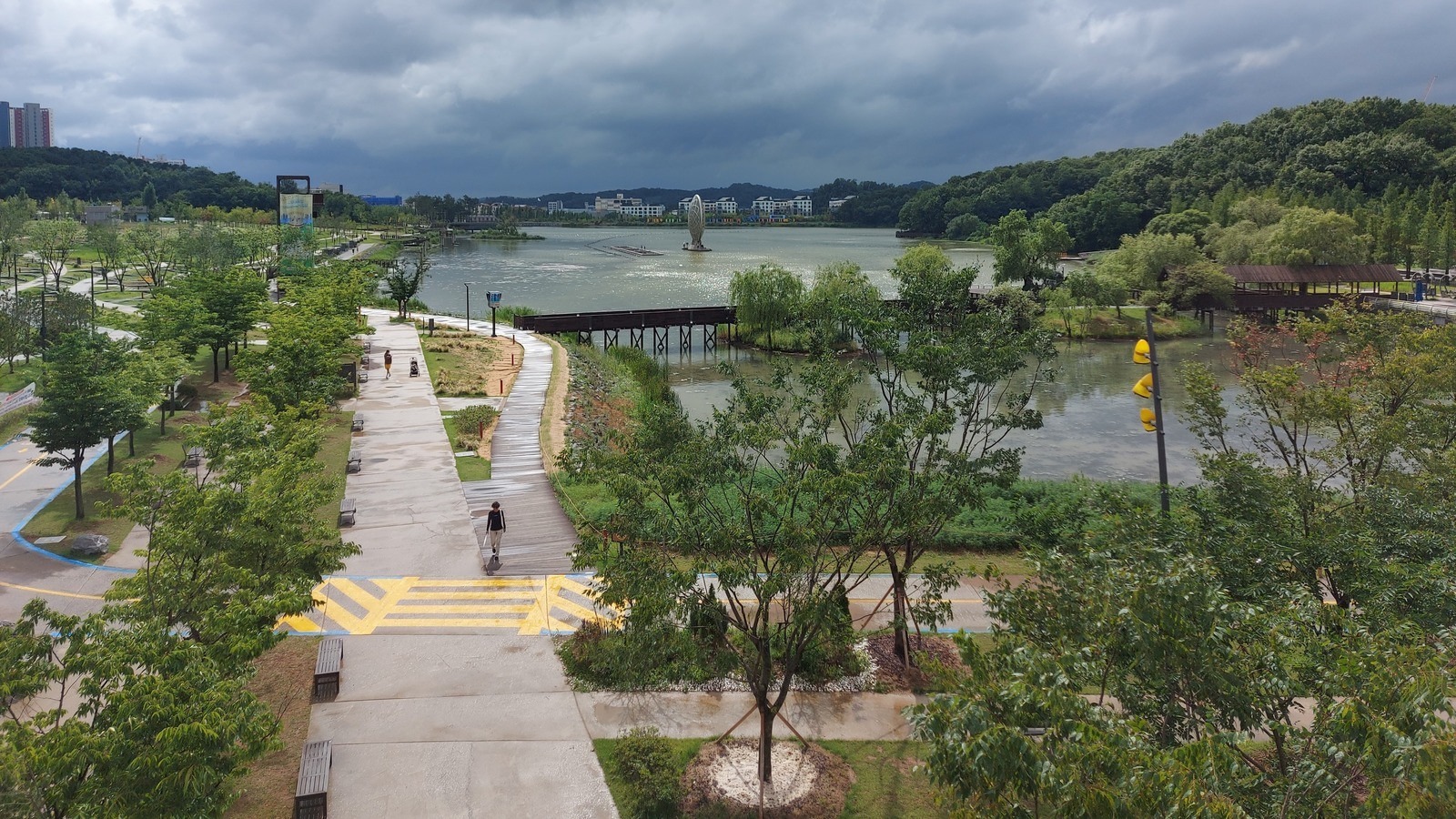 华城东滩2新城东滩湖公园。东滩区平均年龄36.7岁是京畿道所有市郡区中最年轻的,东滩2-1中学学区今年每班推算35.7人。/Masterhatch, CC BY-SA 4.0(维基共享)
