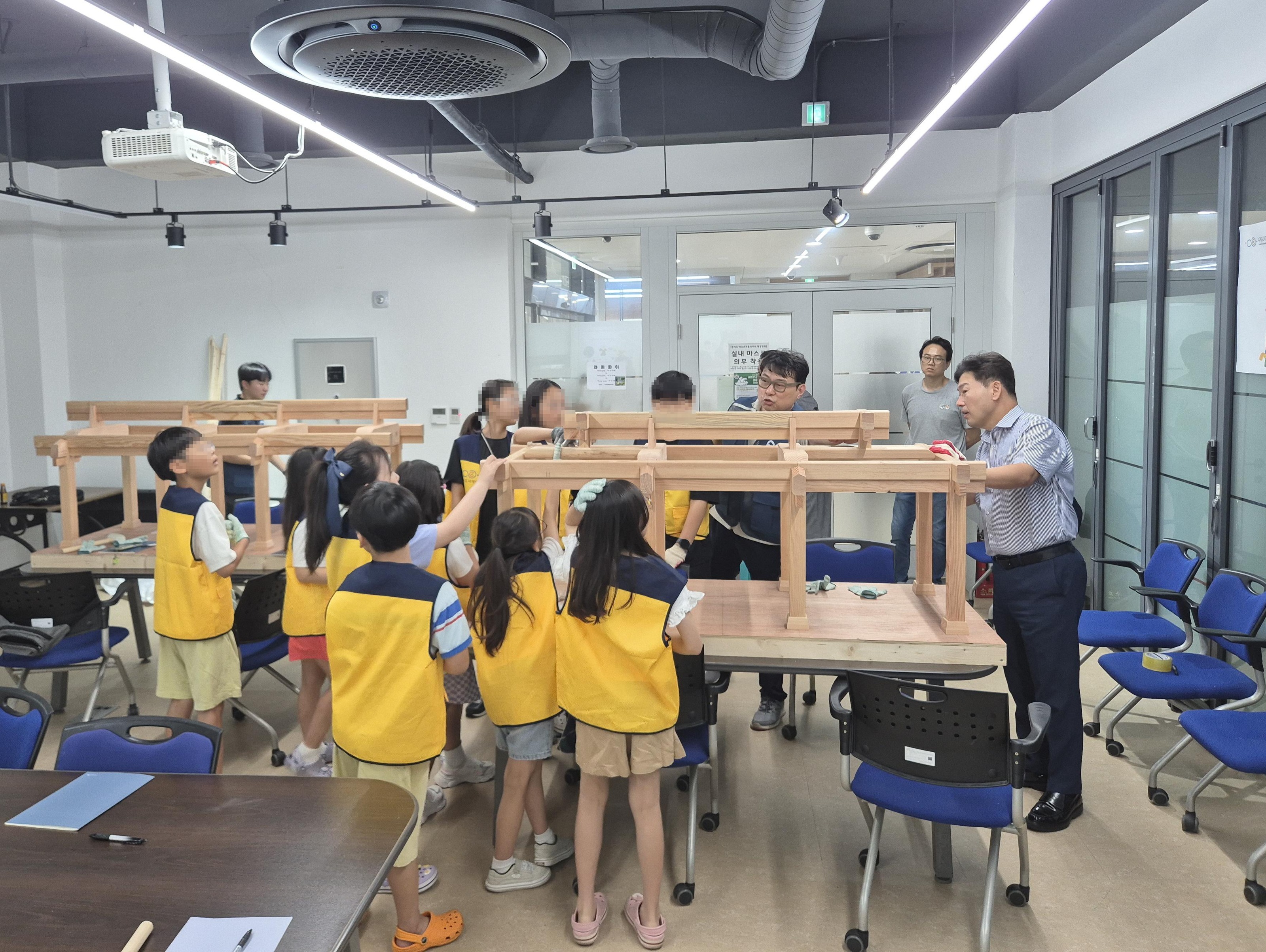 Trẻ em đang tham gia khóa đào tạo trải nghiệm sửa chữa nhà tại Quỹ Phát triển Đô thị Suwon. /Thành phố Suwon
