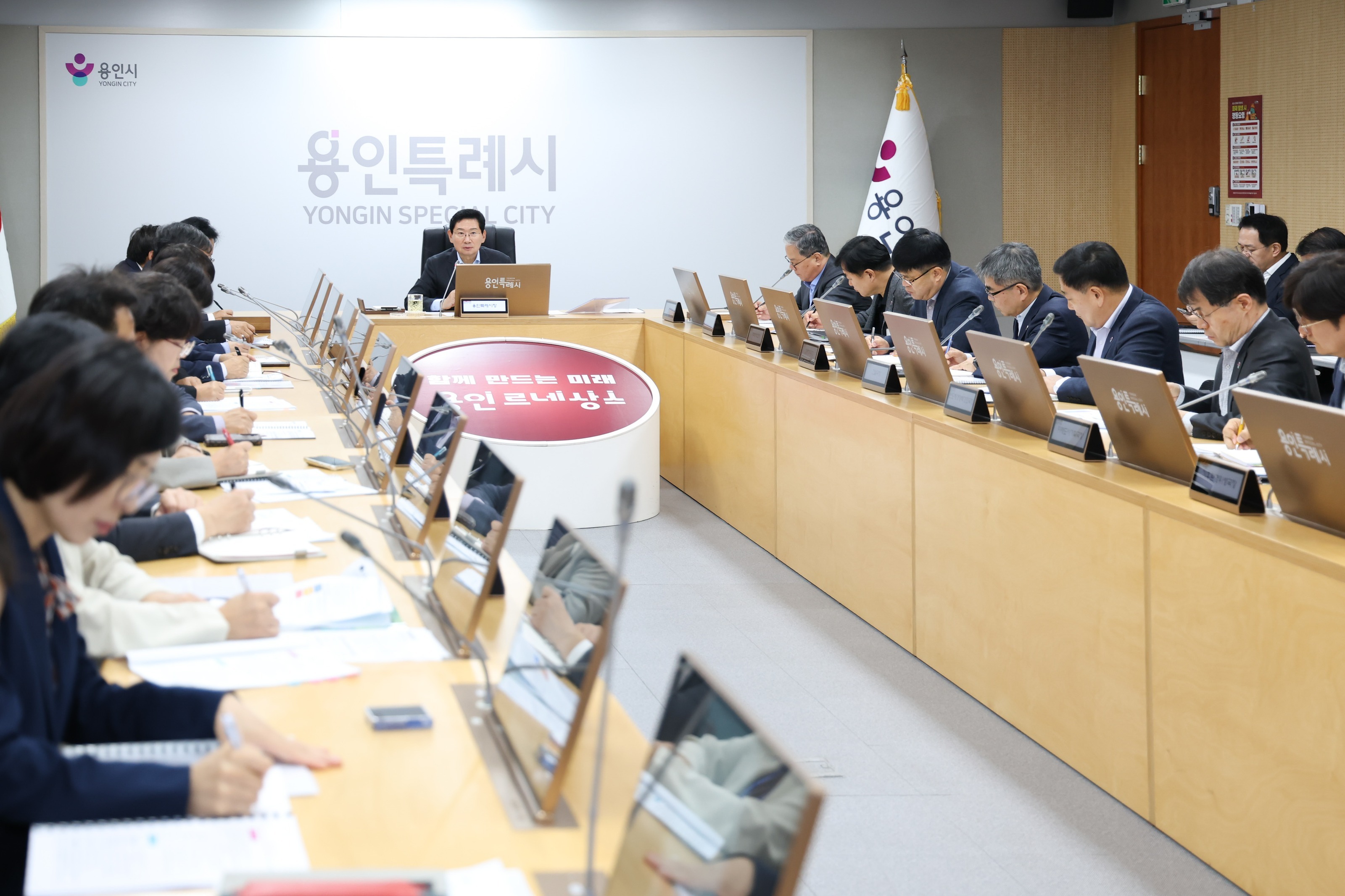 이상일 용인특례시장은 19일 용인 반도체 고등학교 내년 3월 개교 준비에 철저를 기해달라고 당부했다. /용인시 