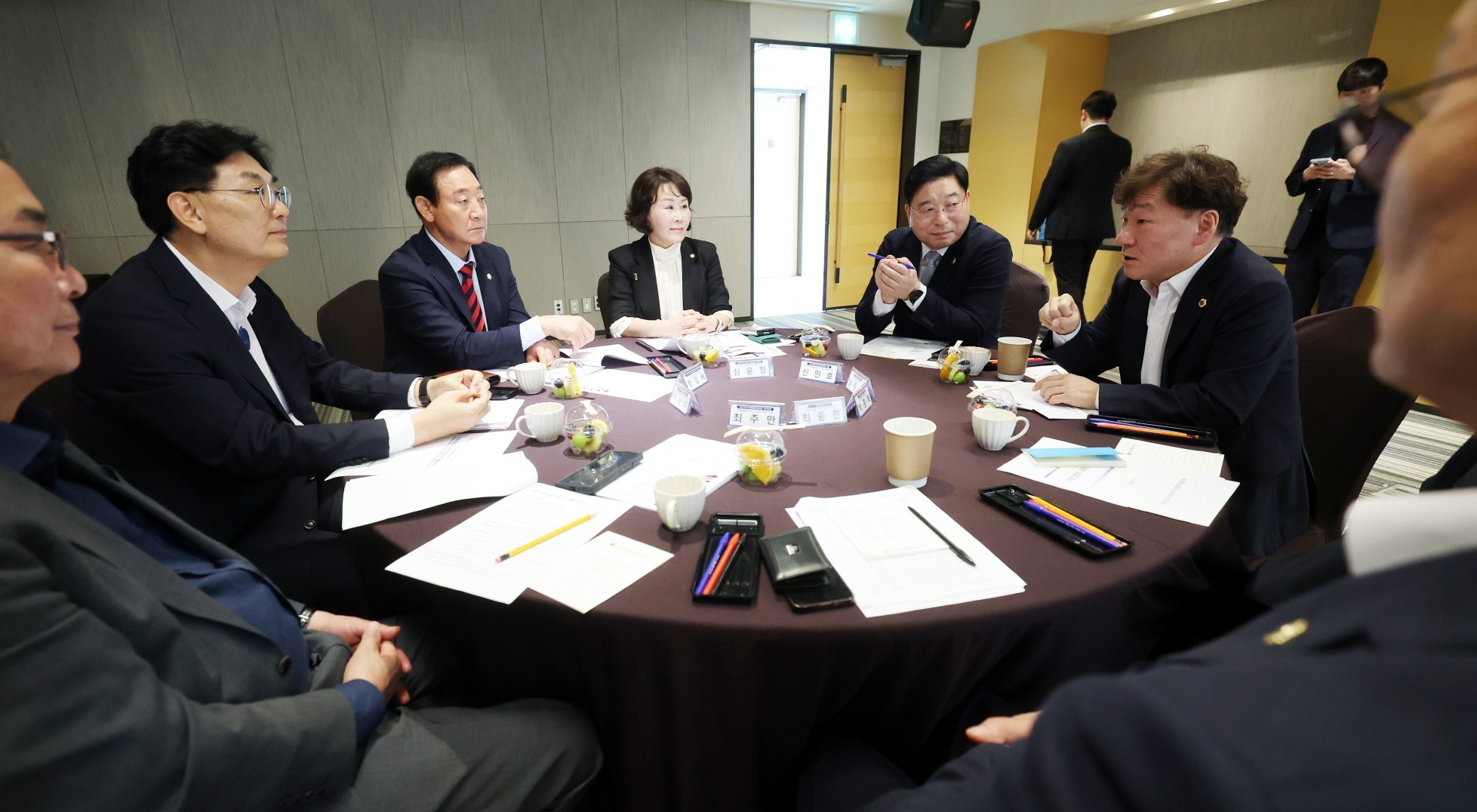 남종섭 도의장이 기초의회법 제정을 위한 연대를 강화하고 있다. 경기도의회 제공