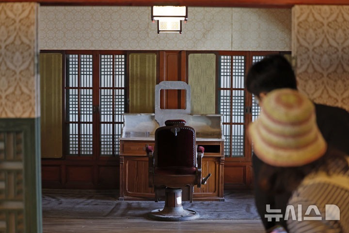 [Seoul=Newsis] Phóng viên Kim Hye-jin = Vào ngày 20 tháng, tại cơ điện Changdeokgung ở quận Jongno, Seoul, một sự kiện 'Bước vào nội điện Changdeokgung - không gian sinh hoạt của vua' đã được tổ chức, và những người tham dự đang tham quan khu kinh tế. Cơ quan Công sản Văn hóa Di sản Quốc gia, Bộ quản lý Cung điện và di tích, sẽ tổ chức sự kiện 'Bước vào nội điện Changdeokgung - không gian sinh hoạt của vua' hai lần mỗi ngày từ thứ ba đến thứ bảy hàng tuần từ ngày 20 đến ngày 31. Sự kiện này là một chương trình tham quan bên trong Hyi Jeong-dang và Dae Jo-jeon nơi vua và hoàng hậu sống và làm việc'