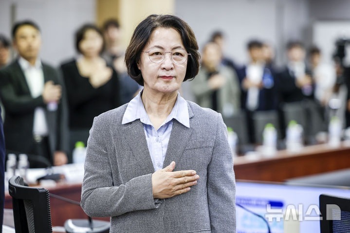 [Seoul=Newsis] Ký giả Jeong Byeong-hyeok = Choo Mi-ae, Thị trưởng Tỉnh Gyeonggi, đang hát Quốc ca tại hội thảo Quốc hội về tăng cường tự cung cấp và thúc đẩy nhanh chóng thành phố sinh thái thứ ba được tổ chức tại Trung tâm Công tác của các Nghị sĩ Quốc hội ở Yeouido, Seoul vào ngày 28 tháng trước. 2026.09.28. jhope@newsis.com