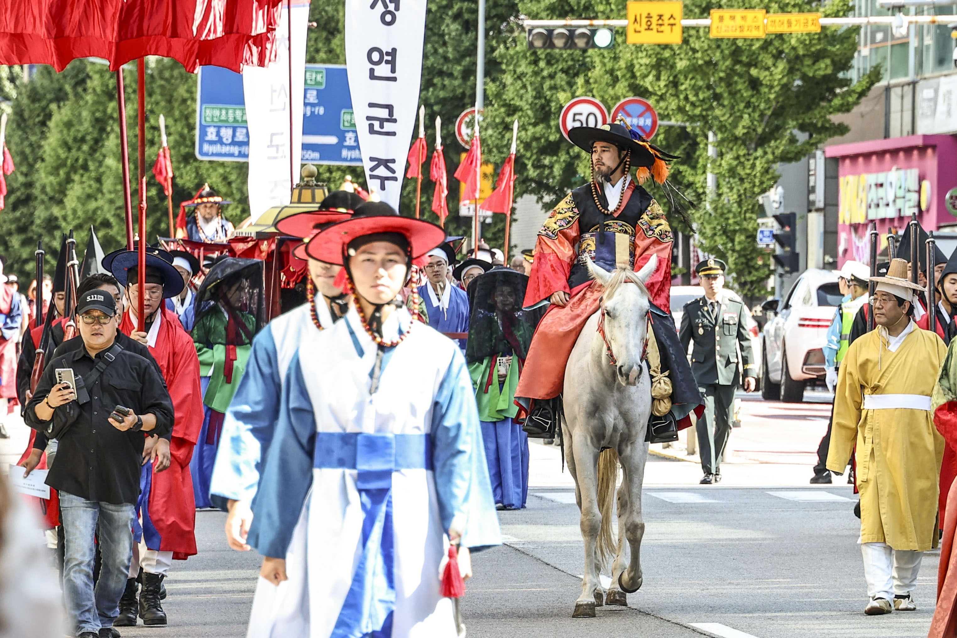 Vào ngày 4 tại Cuộc diễu hành Vua Jeongjo 2026 được tổ chức ở thành phố Hwaseong đặc biệt, đơn vị diễu hành mặc trang phục truyền thống đang tiến hành trong thành phố với những con ngựa dẫn đầu. Được cung cấp bởi thành phố Hwaseong