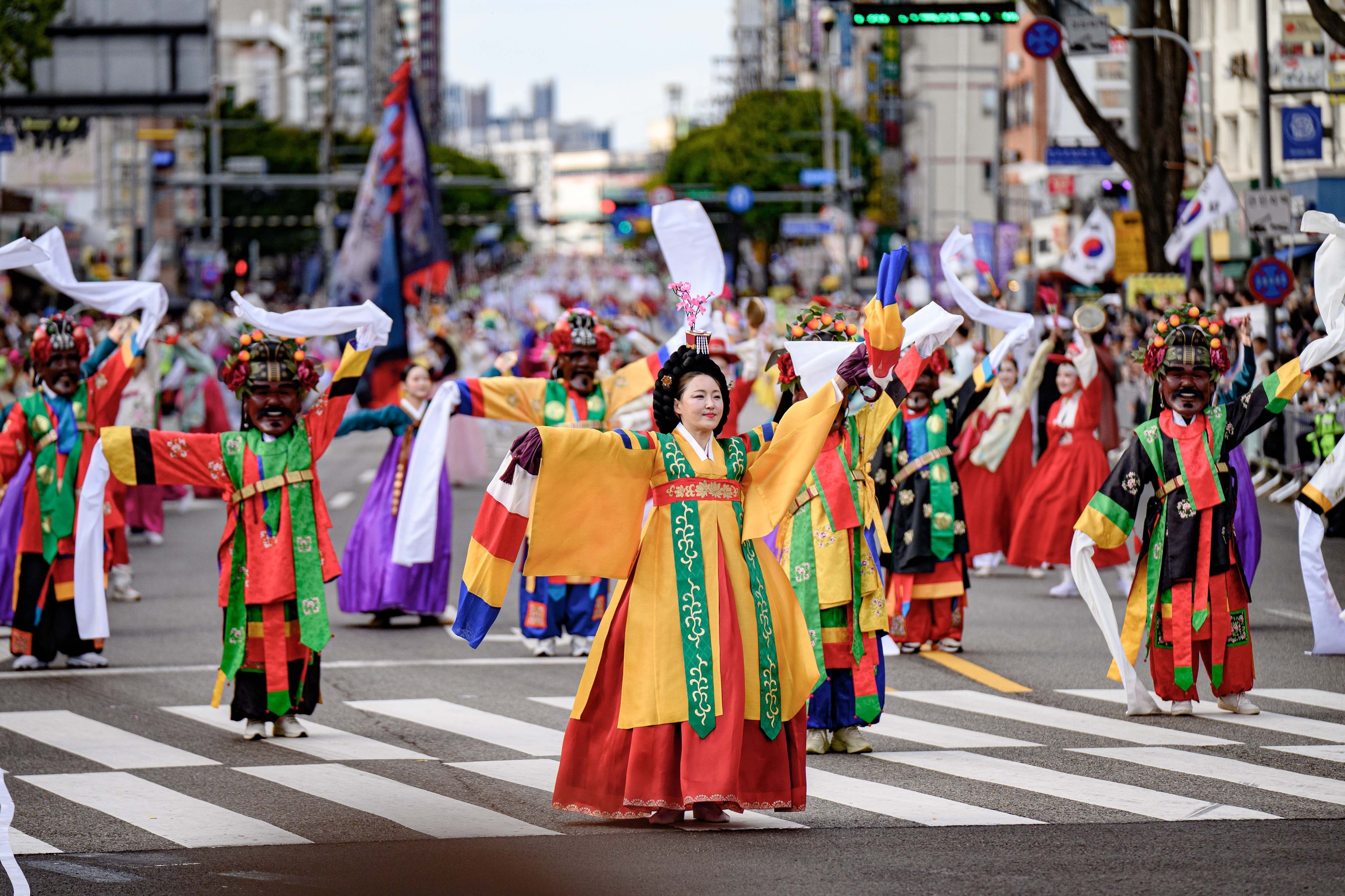 King Jeongjo's royal procession parade passing through Suwon Hwaseong Fortress's Jangan Gate. Provided by Suwon City