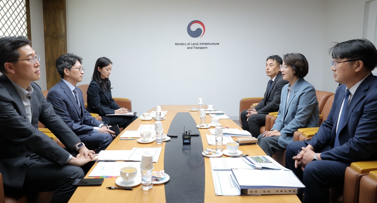 추미애 경기도지사가 2일 홍지선 국토교통부 장관을 만나 경기도 주택공급 방안에 대해 논의하고 있다. 경기도 제공