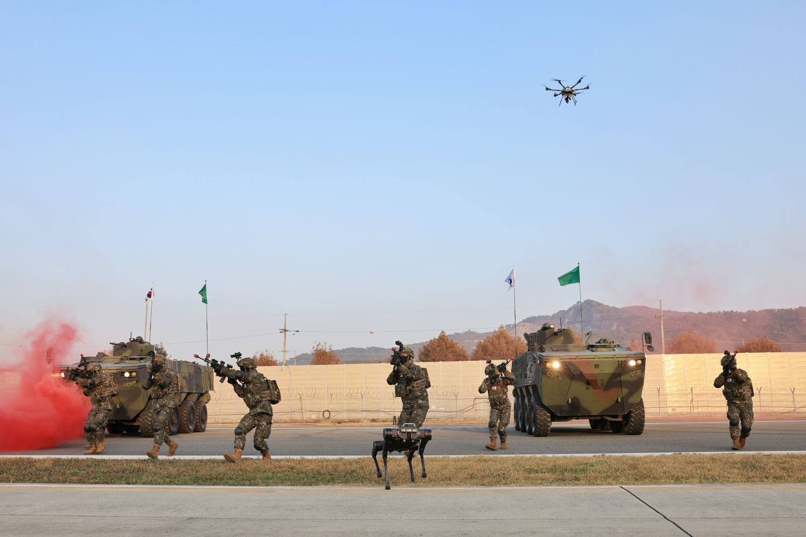 Quân nhân biểu diễn chiến thuật tại lễ khai mạc '2026 Army TIGER Drone-Bot Festival' được tổ chức vào ngày 30. /Bộ Chỉ huy Tác chiến Mặt đất