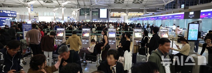 [인천공항=뉴시스] 전진환 기자 = 30일 인천국제공항에서 항공사들이 사용하는 네트워크와 발권시스템에 장애가 발생해 탑승 수속이 지연돼 이용객들이 발권을 위해 줄지어 서 있다.2026.10.30. amin2@newsis.com