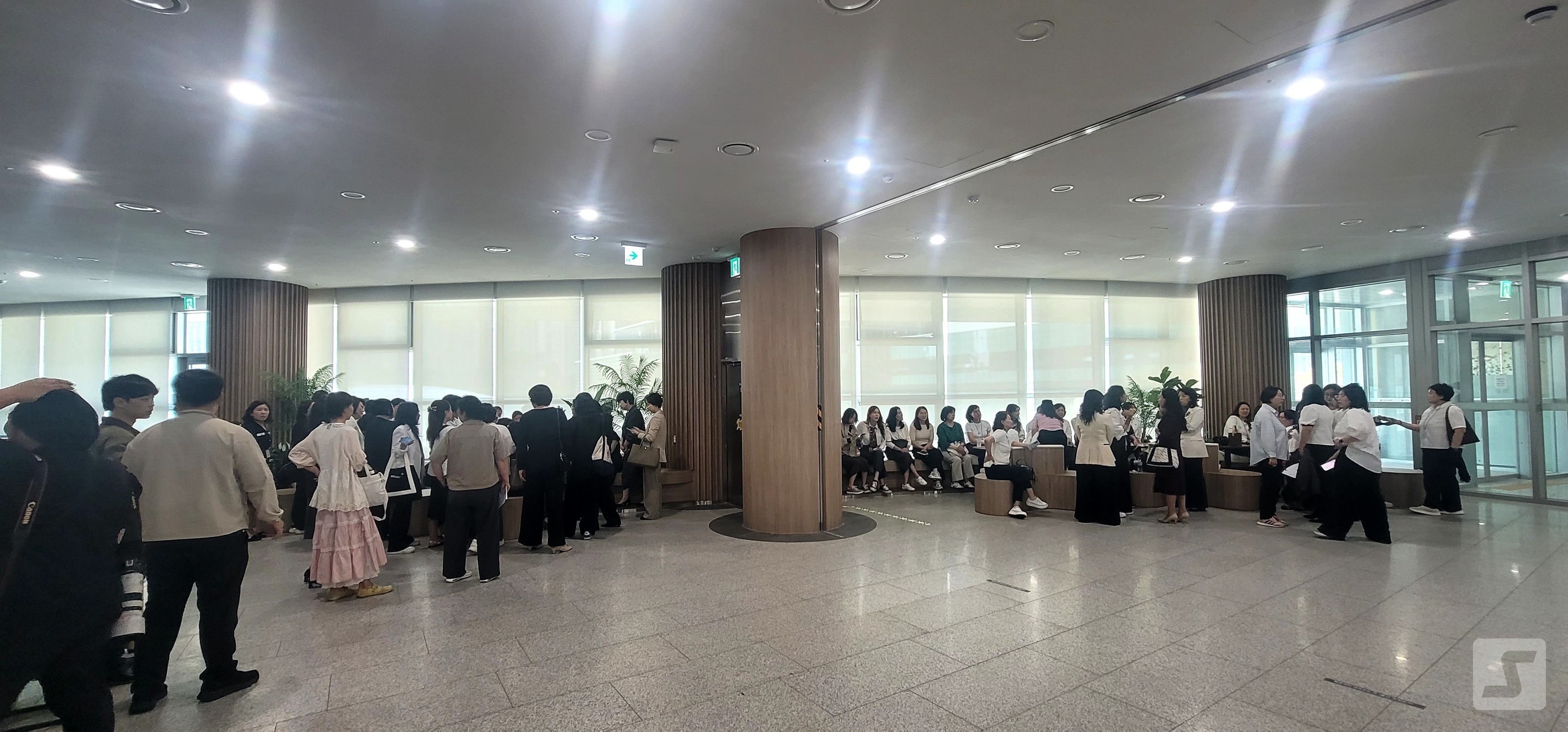 12일 경기도의회 3층 로비에서 도민들이 제394회 임시회 제1차 본회의 방청을 위해 기다리고 있다.