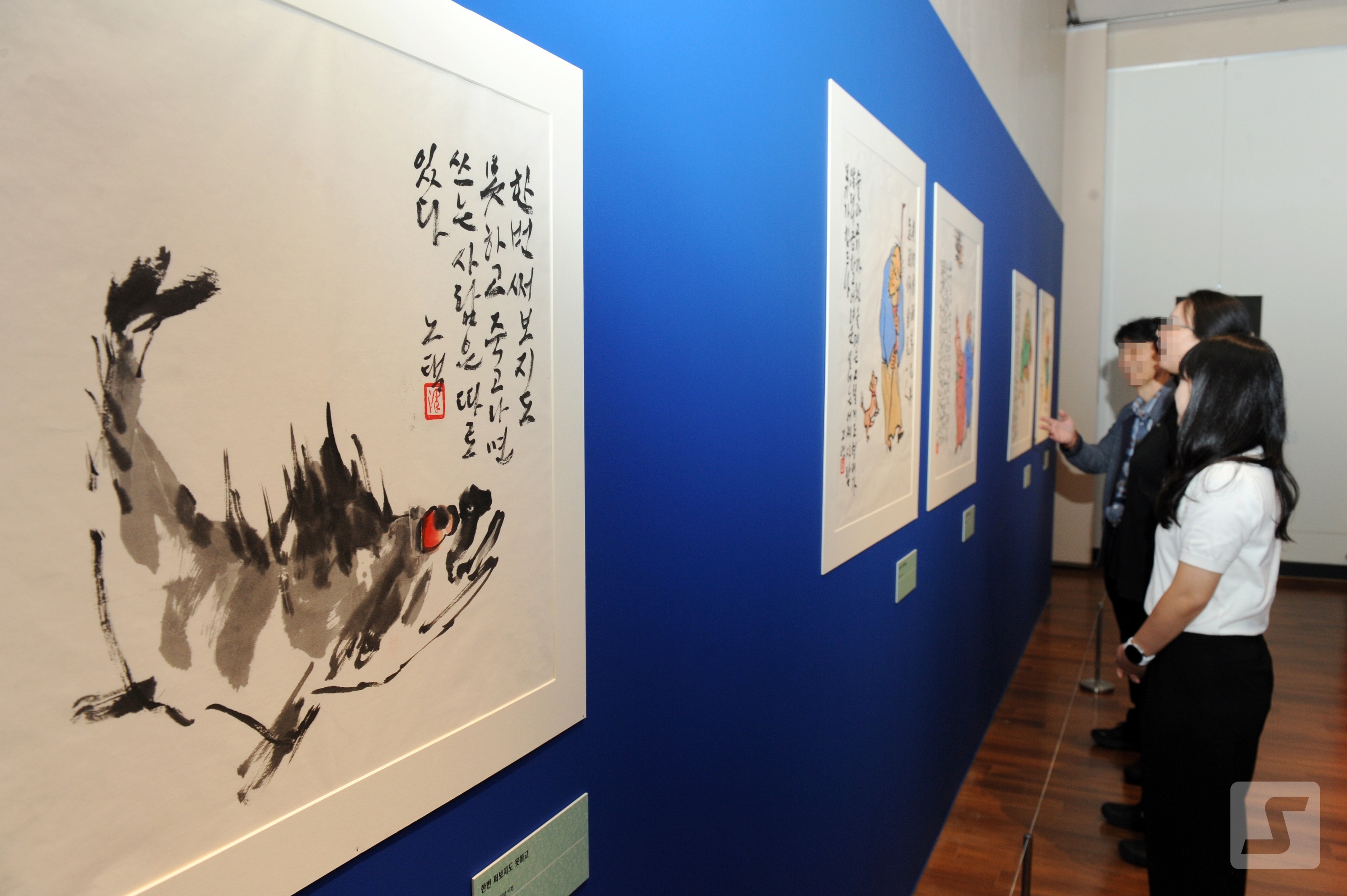 Visitors on December 2 browse the exhibits at Suwon Museum. Photo by Kim Ki-soo, Reporter