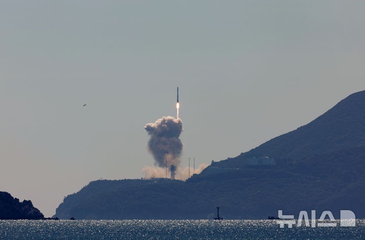 [Goheung=Newsis] Kim Sun-woong reporter = On the 7th, South Korea's indigenous launch vehicle Nuri rocket takes off on its 5th launch from Naro Space Center in Goheung County, South Jeolla-Gwangju Metropolitan City, heading toward space. 2026.10.07. mangusta@newsis.com