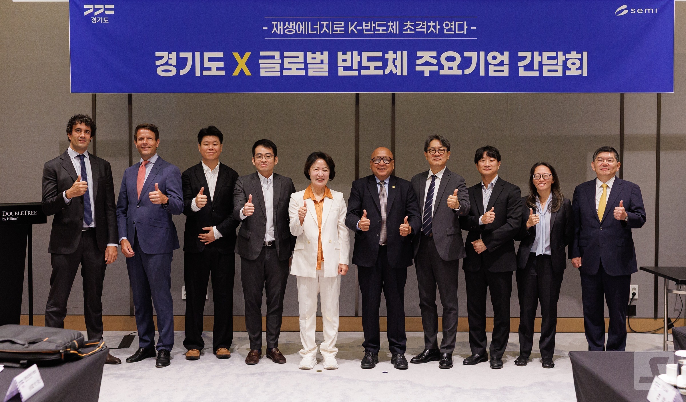 Governor Choo Mee-ae invited global companies including Samsung Electronics, SK Hynix, Apple, Amazon Web Services (AWS), ASML, Microsoft, and Qualcomm, as well as officials from the Global Semiconductor Industry Association (SEMI) to a hotel in Seongnam on August 27, where she held a 'Global Semiconductor Companies Renewable Energy Policy Briefing' to discuss ways to enhance the future competitiveness of eco-friendly K-semiconductors