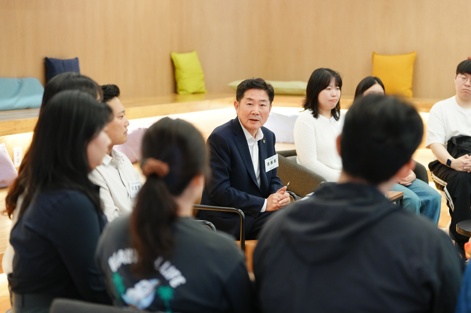 조용호 오산시장이 29일 오산시 청년일자리카페 이루잡에서 지역 청년들로부터 정책 제안을 들었다. 오산시 제공