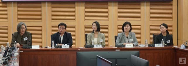 SPEAK Korea's Educational Future Questioned 1 (From left) Professor Lee Su-jung of Kyonggi University, National Assembly member Kang Myung-gu, Moon Geun-mi Executive Director of Korea Education Stakeholders Alliance, Shim Hong-soon Executive Director of Korea Education Forum, Shin Se-ri Researcher at Sogang University Law Research Institute