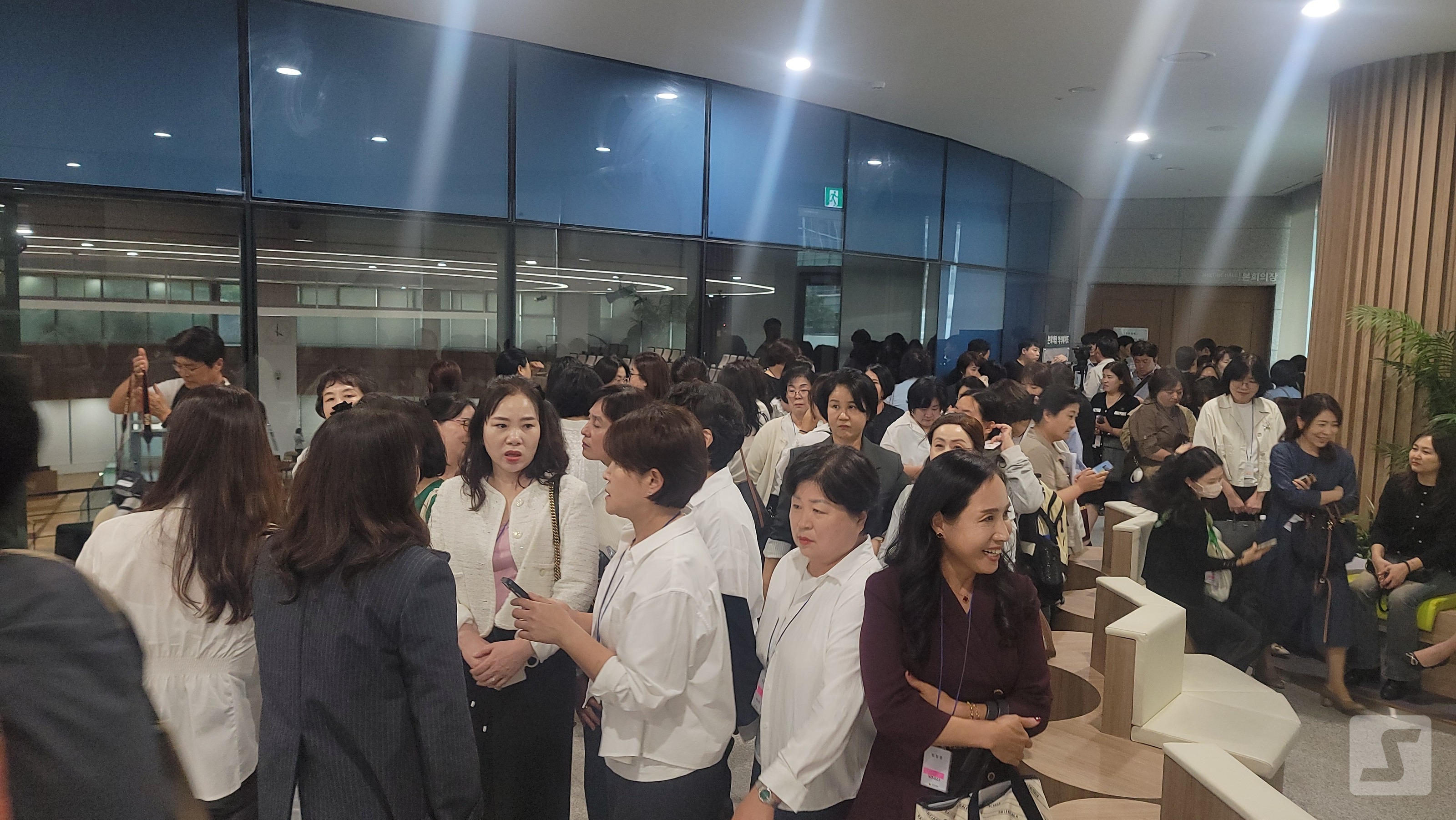 12일 경기도의회 3층 로비에서 도민들이 제394회 임시회 제1차 본회의가 연기되자 불만을 토로하고 있다.