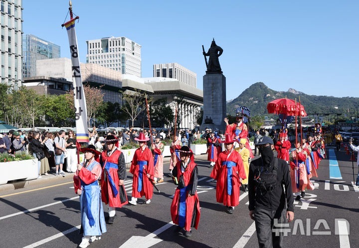 [서울=뉴시스] 김진아 기자= 4일 서울 경복궁에서 출발한 조선시대 정조대왕의 화성원행을 재현하는 '정조대왕 능행차 공동재현' 행사가 세종대로를 지나고 있다. 2026.10.04. bluesoda@newsis.com